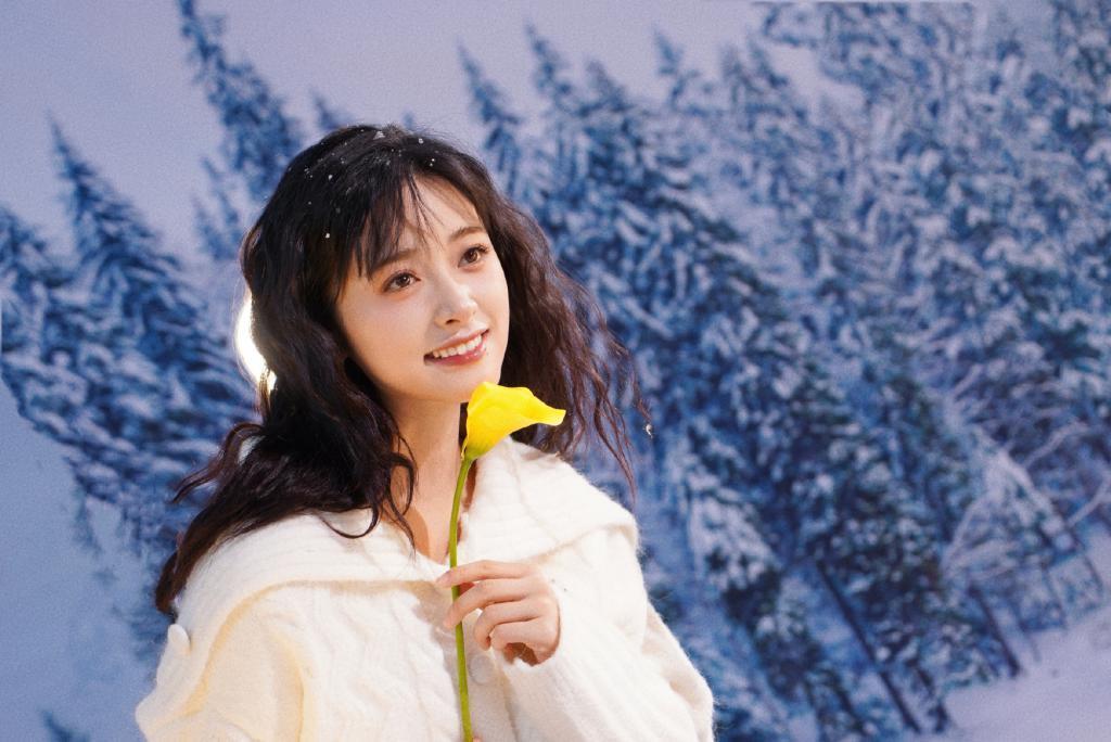 沈月穿白毛衣恬静美好 笑容甜美治愈
