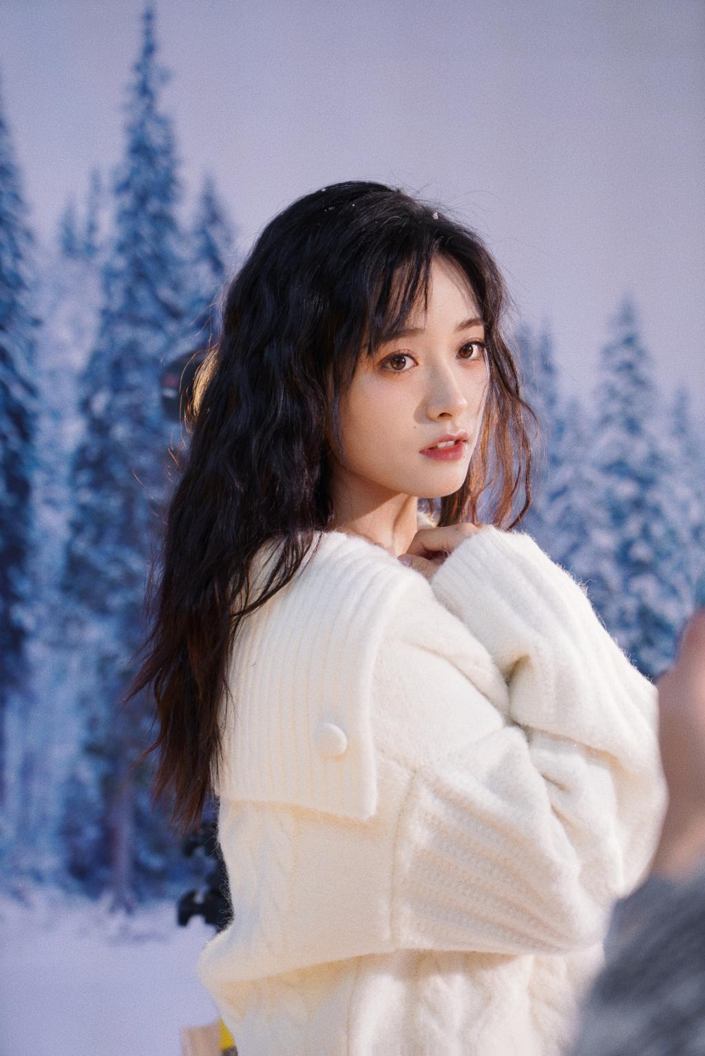 沈月穿白毛衣恬静美好 笑容甜美治愈
