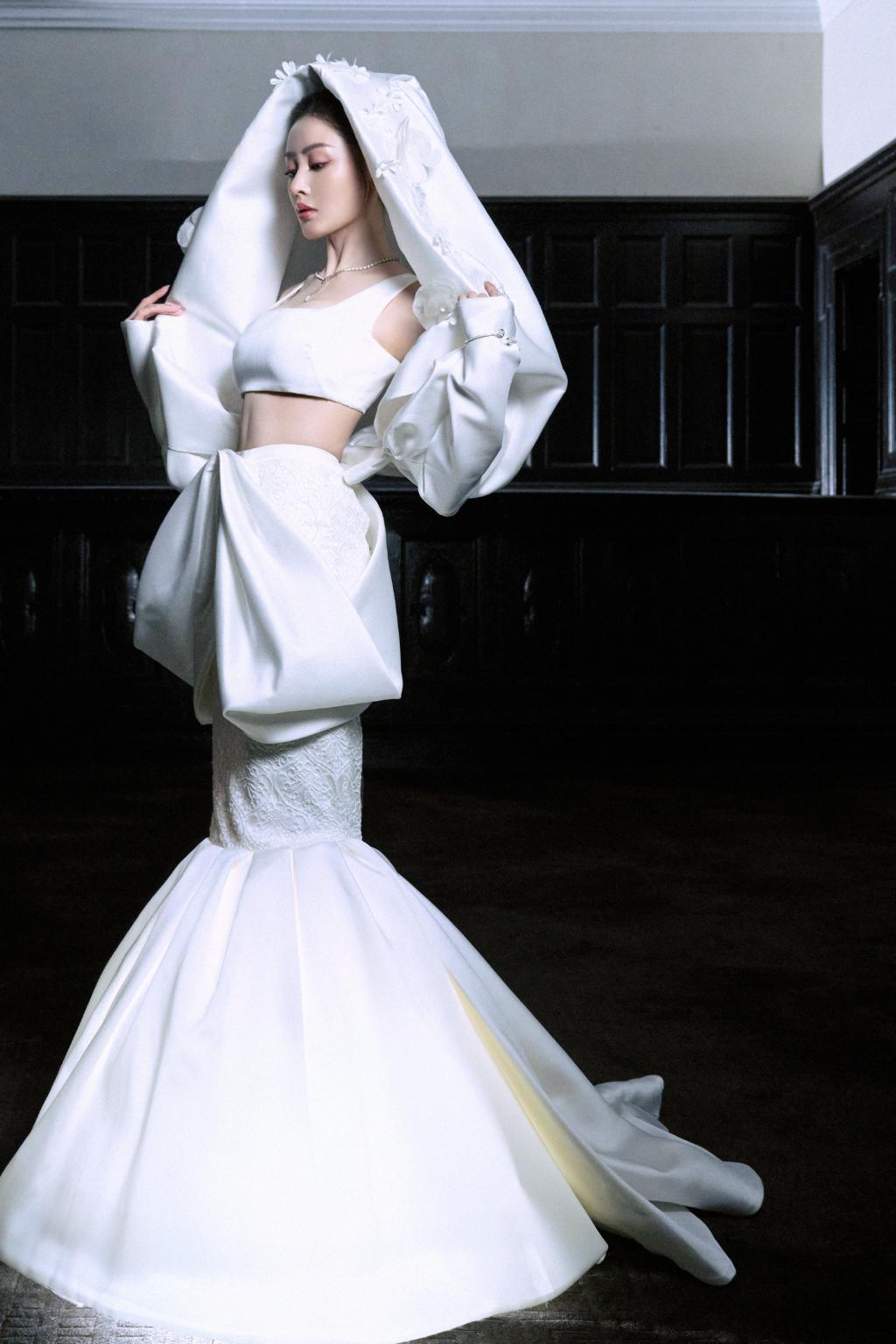 张天爱穿白礼服露蛮腰 造型别致吸睛