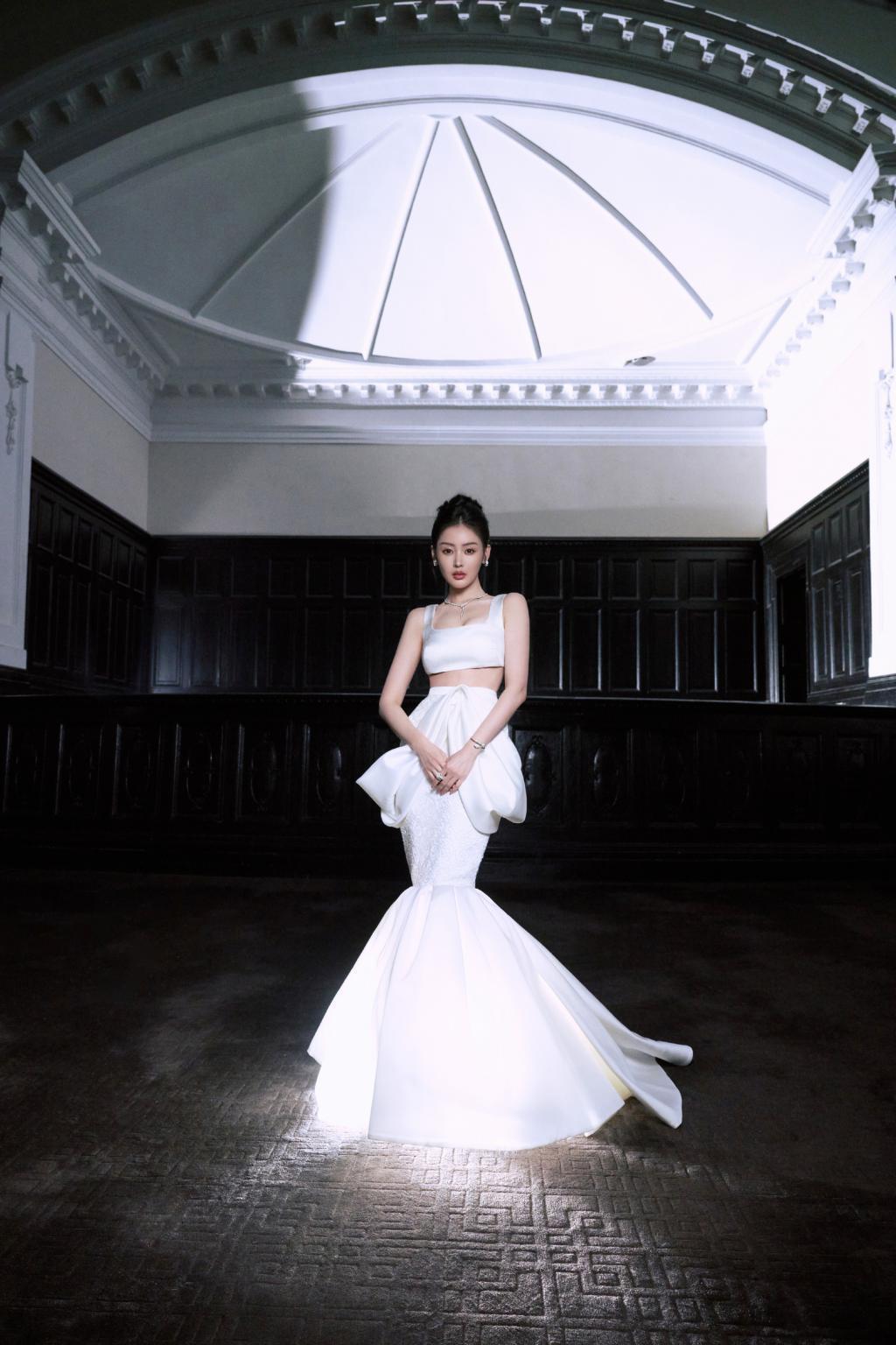 张天爱穿白礼服露蛮腰 造型别致吸睛