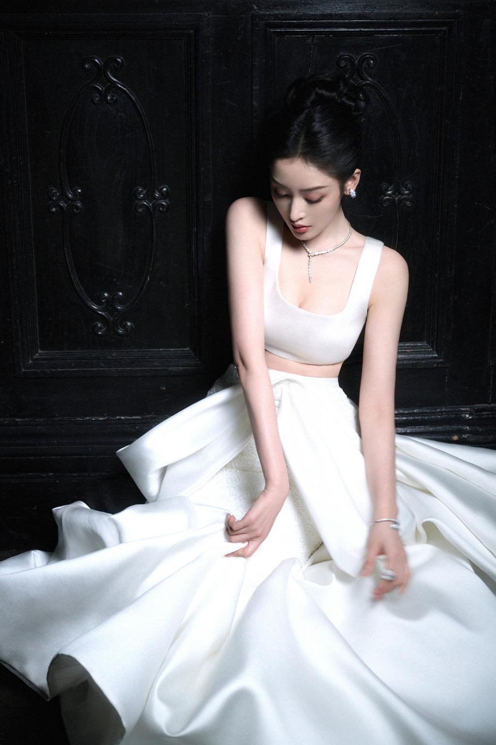 张天爱穿白礼服露蛮腰 造型别致吸睛