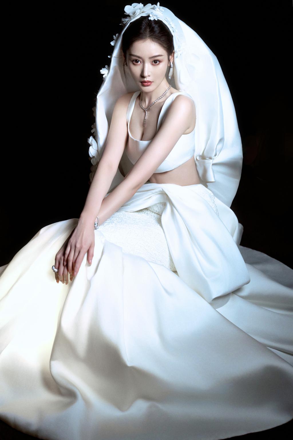 张天爱穿白礼服露蛮腰 造型别致吸睛