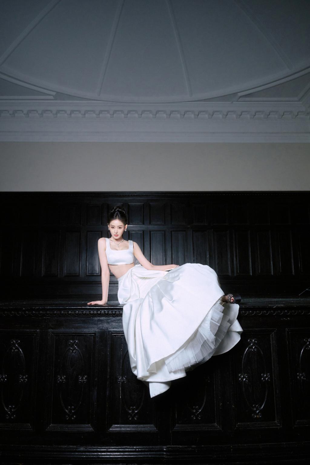 张天爱穿白礼服露蛮腰 造型别致吸睛