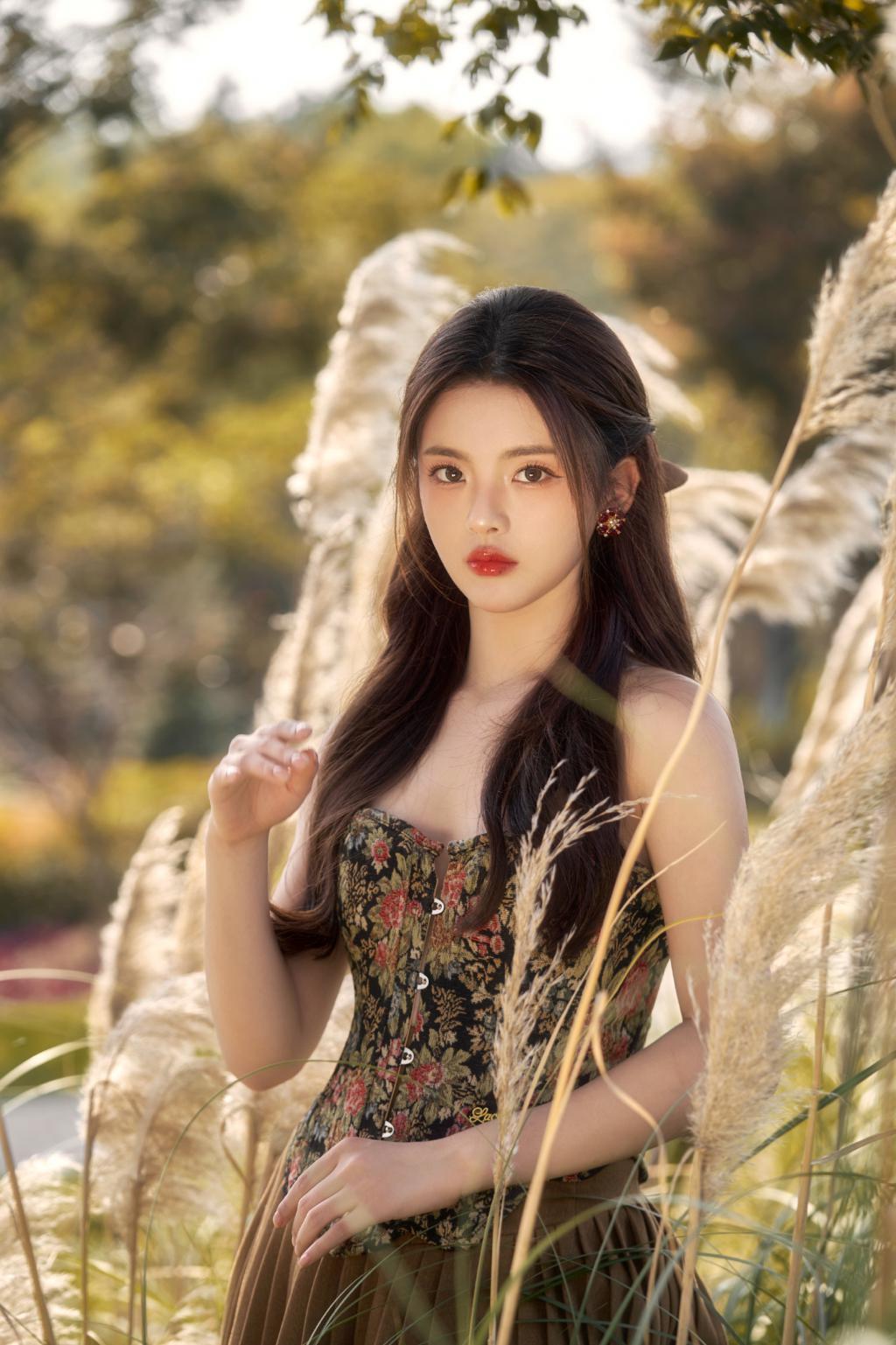 杨超越穿繁花抹胸装露香肩 半扎发温柔可爱