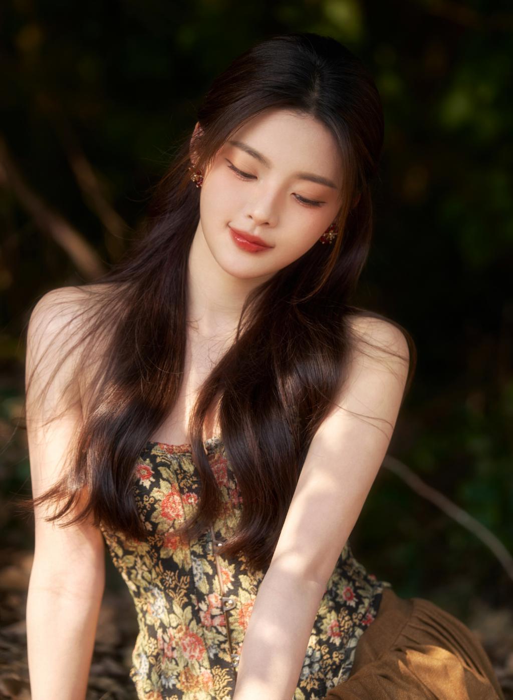 杨超越穿繁花抹胸装露香肩 半扎发温柔可爱