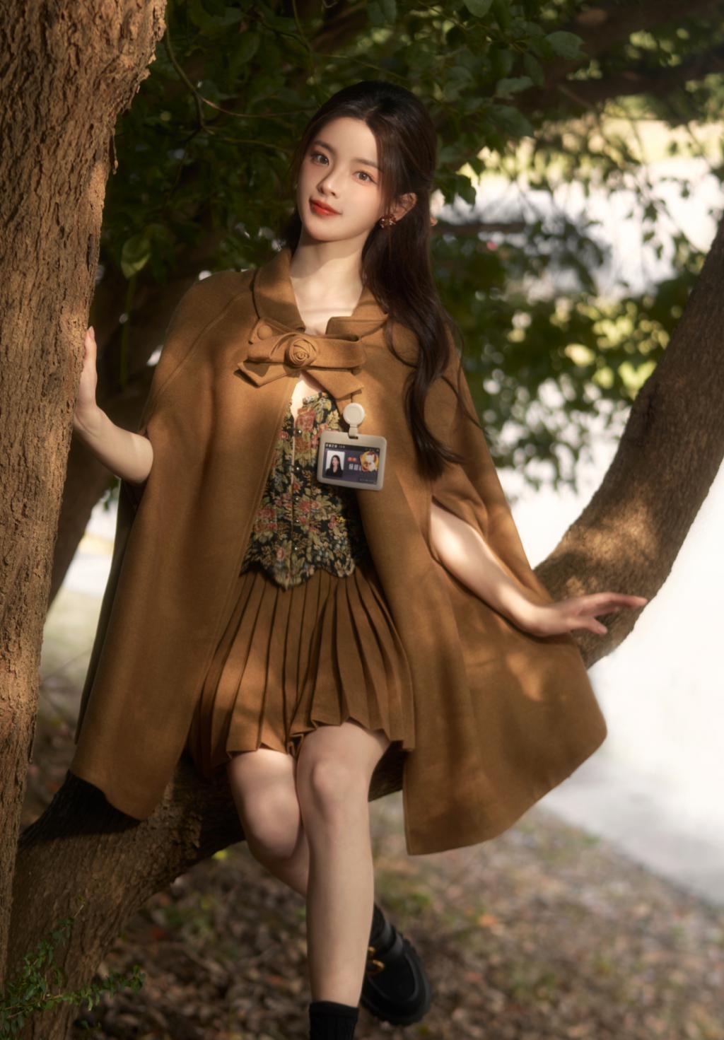 杨超越穿繁花抹胸装露香肩 半扎发温柔可爱