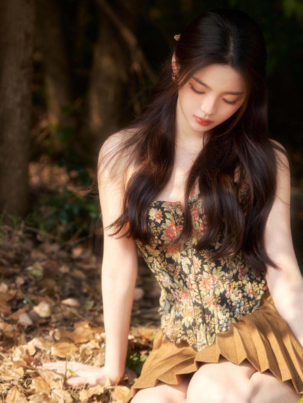 杨超越穿繁花抹胸装露香肩 半扎发温柔可爱