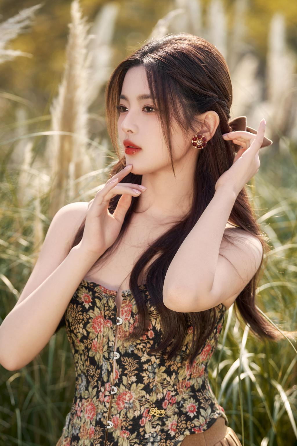 杨超越穿繁花抹胸装露香肩 半扎发温柔可爱