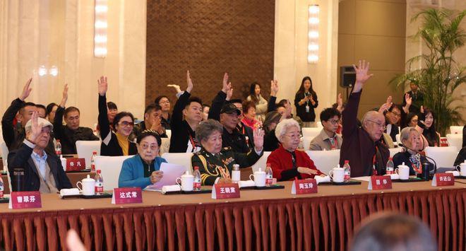 内娱大咖们齐聚，陈宝国坐C位，刘晓庆坐姿惹争议