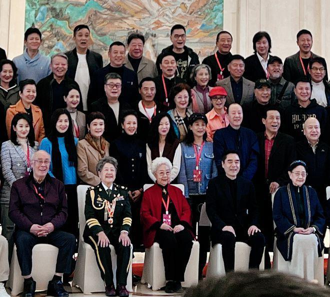 内娱大咖们齐聚，陈宝国坐C位，刘晓庆坐姿惹争议