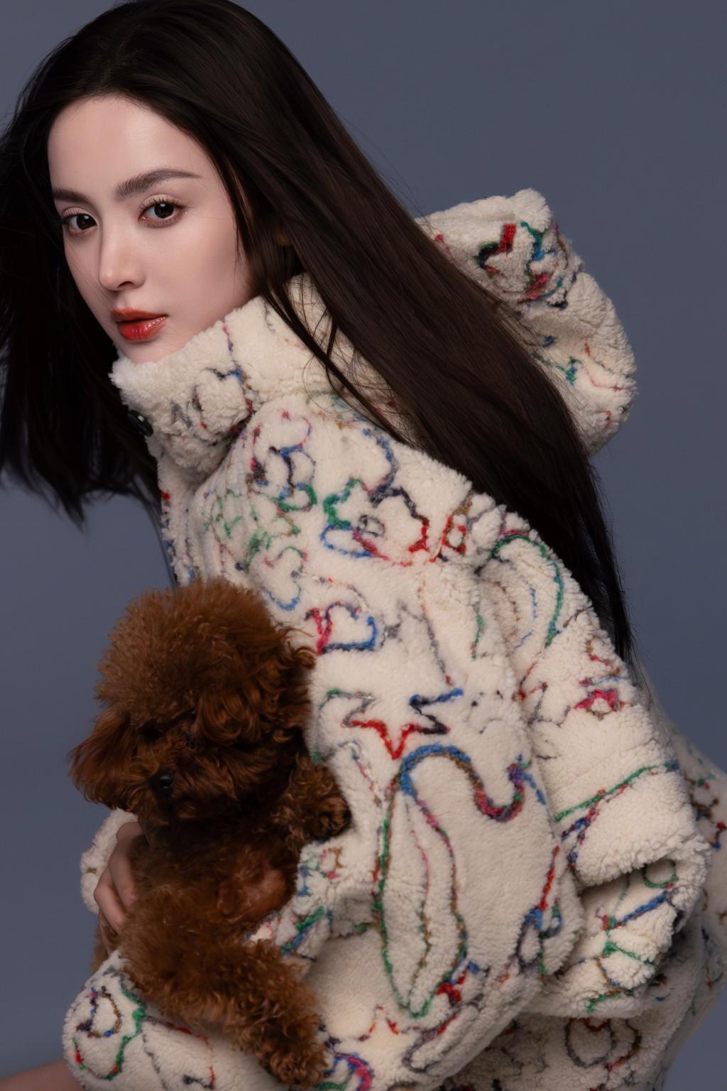 娜扎拍杂志花絮曝光 与狗狗贴脸合影