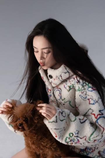 娜扎拍杂志花絮曝光 与狗狗贴脸合影