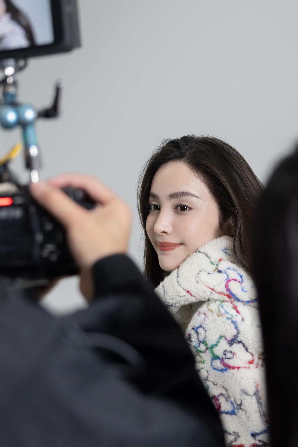 娜扎拍杂志花絮曝光 与狗狗贴脸合影