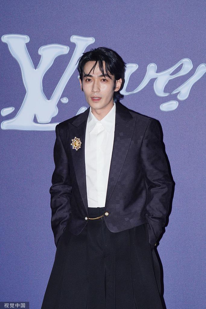 周润发携妻子陈荟莲出席活动 白色情侣造型亮相恩爱有加