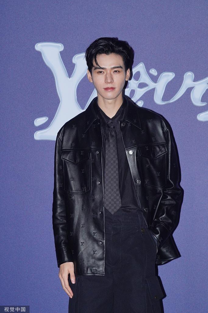 周润发携妻子陈荟莲出席活动 白色情侣造型亮相恩爱有加