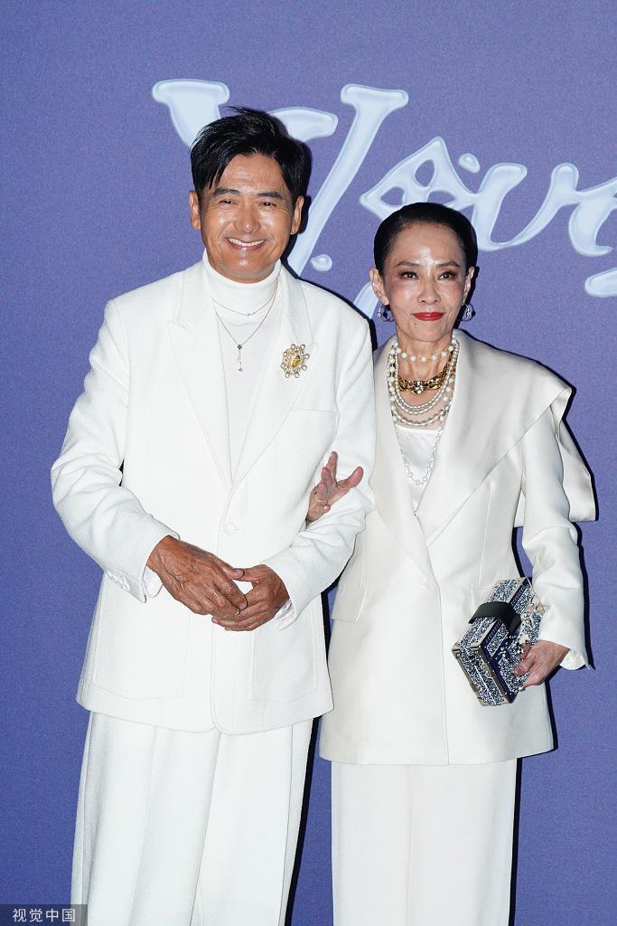 周润发携妻子陈荟莲出席活动 白色情侣造型亮相恩爱有加