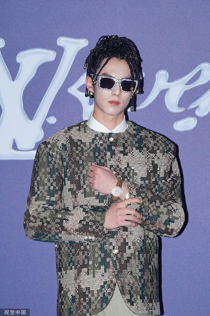 周润发携妻子陈荟莲出席活动 白色情侣造型亮相恩爱有加