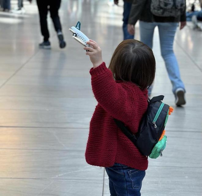 41岁陈法拉近状曝光，与老公品红酒共度感恩节