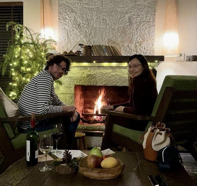 41岁陈法拉近状曝光，与老公品红酒共度感恩节