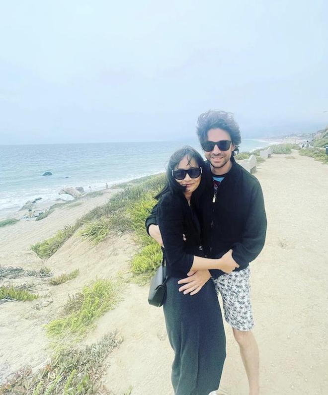 41岁陈法拉近状曝光，与老公品红酒共度感恩节