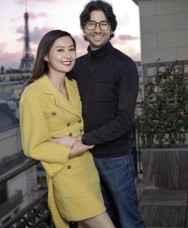 41岁陈法拉近状曝光，与老公品红酒共度感恩节