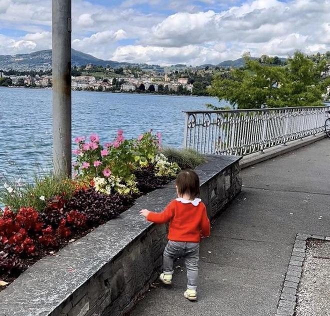 41岁陈法拉近状曝光，与老公品红酒共度感恩节