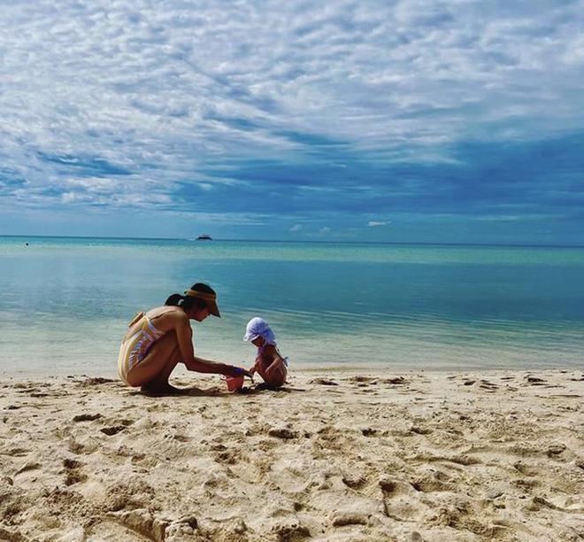 41岁陈法拉近状曝光，与老公品红酒共度感恩节