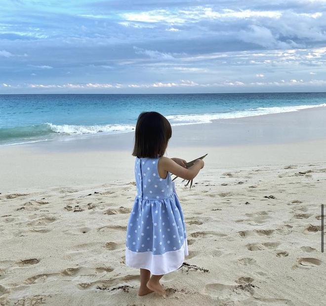 41岁陈法拉近状曝光，与老公品红酒共度感恩节