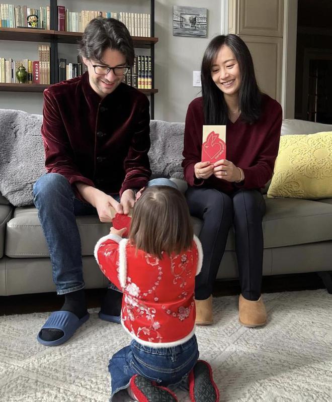 41岁陈法拉近状曝光，与老公品红酒共度感恩节