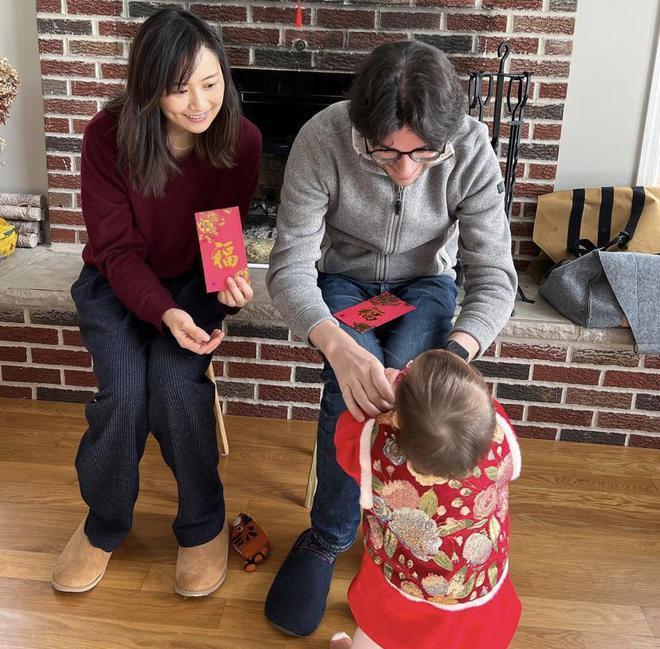 41岁陈法拉近状曝光，与老公品红酒共度感恩节