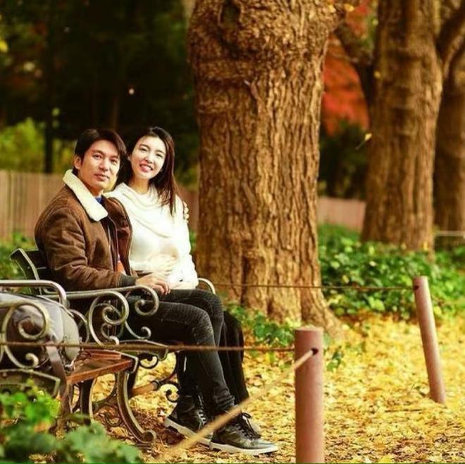 41岁陈法拉近状曝光，与老公品红酒共度感恩节