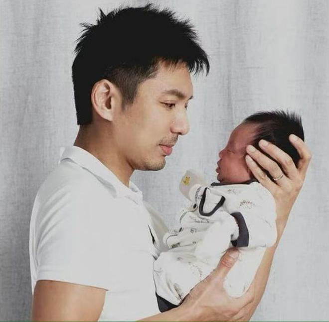 41岁陈法拉近状曝光，与老公品红酒共度感恩节