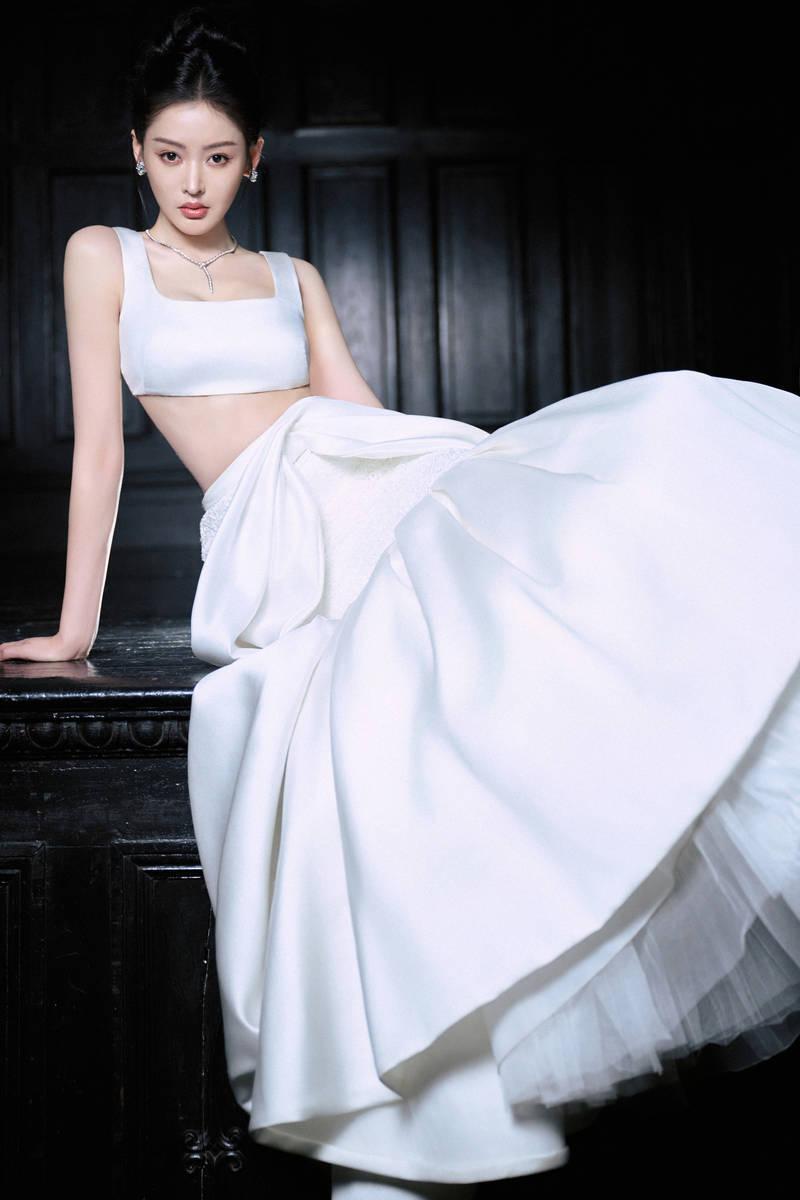 张天爱鱼尾白裙写真尽显身材 贵气十足