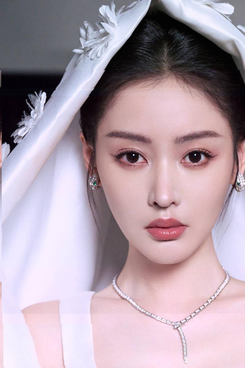 张天爱鱼尾白裙写真尽显身材 贵气十足