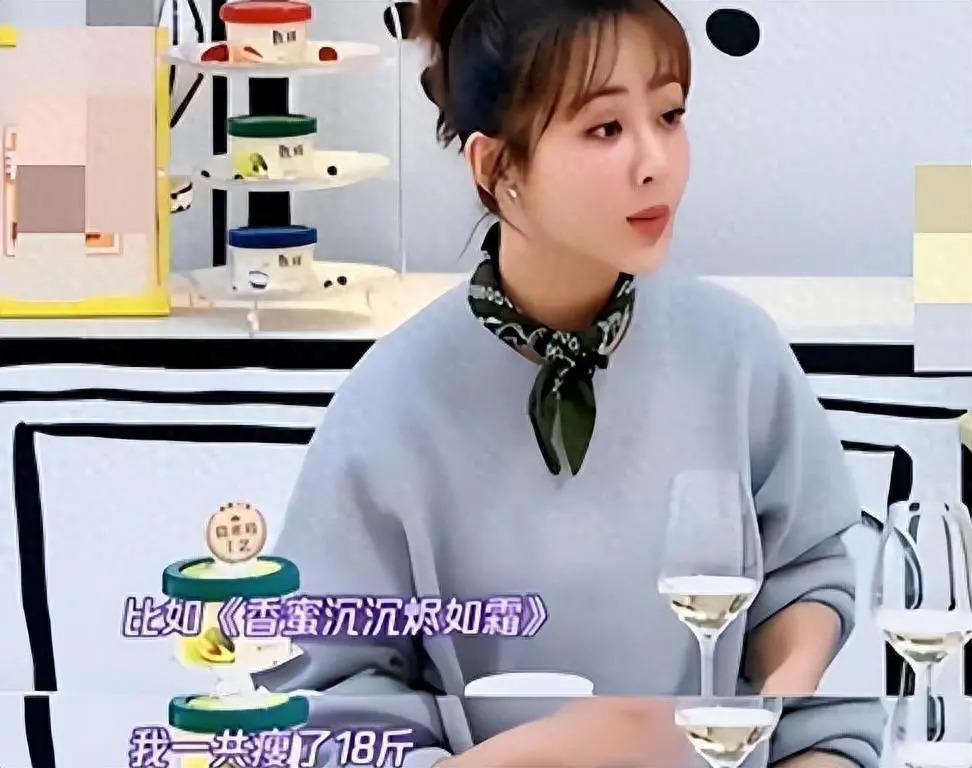 有种顽强叫“我没整容”！明明从大饼脸变成V脸，当观众看不见