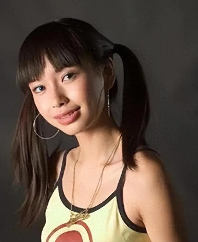 有种顽强叫“我没整容”！明明从大饼脸变成V脸，当观众看不见