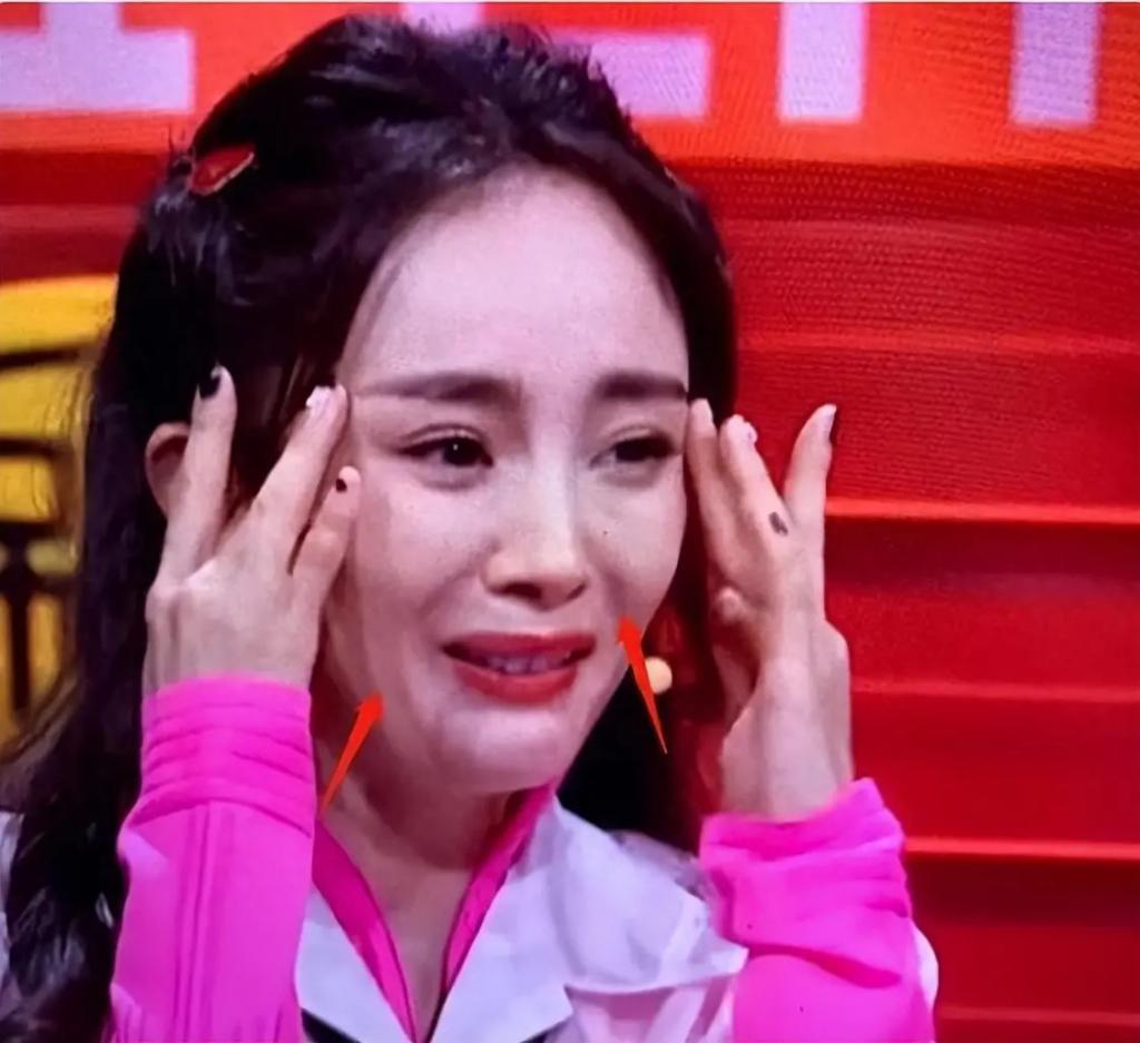 有种顽强叫“我没整容”！明明从大饼脸变成V脸，当观众看不见