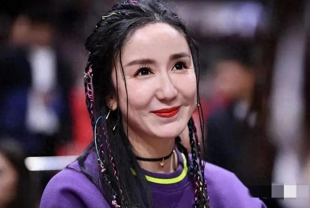 有种顽强叫“我没整容”！明明从大饼脸变成V脸，当观众看不见