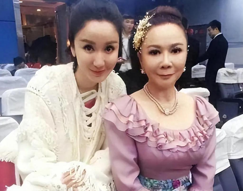 有种顽强叫“我没整容”！明明从大饼脸变成V脸，当观众看不见