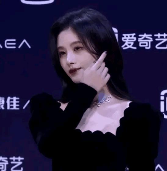 有种顽强叫“我没整容”！明明从大饼脸变成V脸，当观众看不见