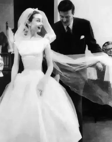 站着的霍金，罕见的李嘉诚，20岁的屠呦呦，这是朋友圈最珍贵的照片