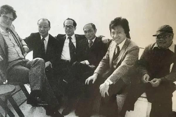 站着的霍金，罕见的李嘉诚，20岁的屠呦呦，这是朋友圈最珍贵的照片