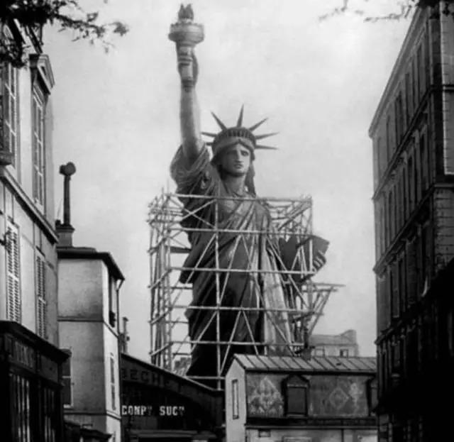 站着的霍金，罕见的李嘉诚，20岁的屠呦呦，这是朋友圈最珍贵的照片