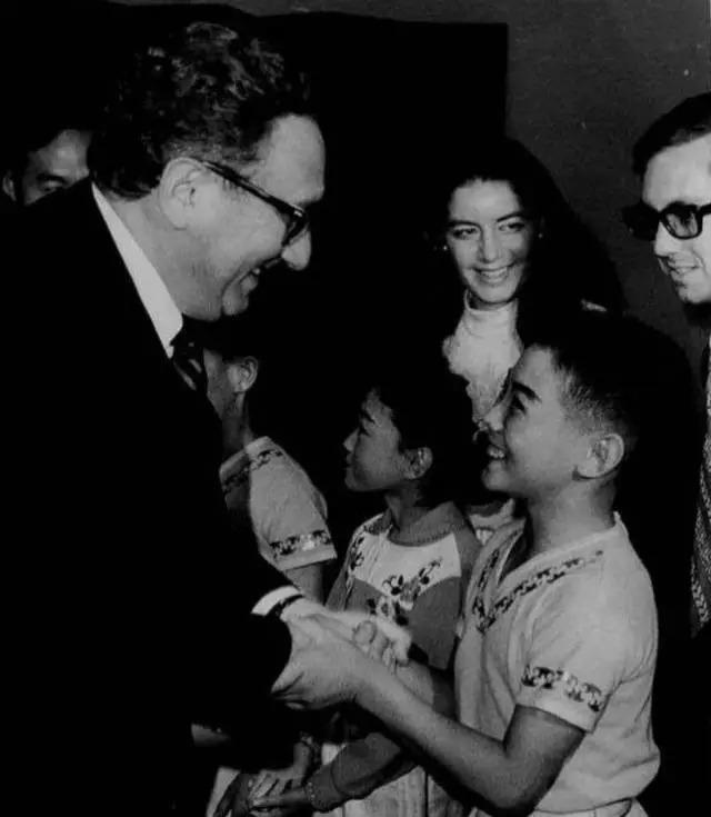 站着的霍金，罕见的李嘉诚，20岁的屠呦呦，这是朋友圈最珍贵的照片