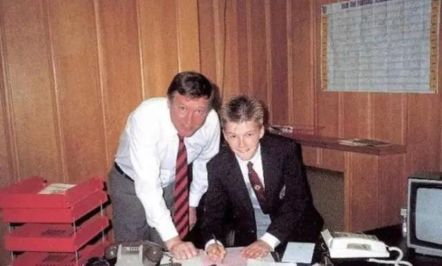 站着的霍金，罕见的李嘉诚，20岁的屠呦呦，这是朋友圈最珍贵的照片