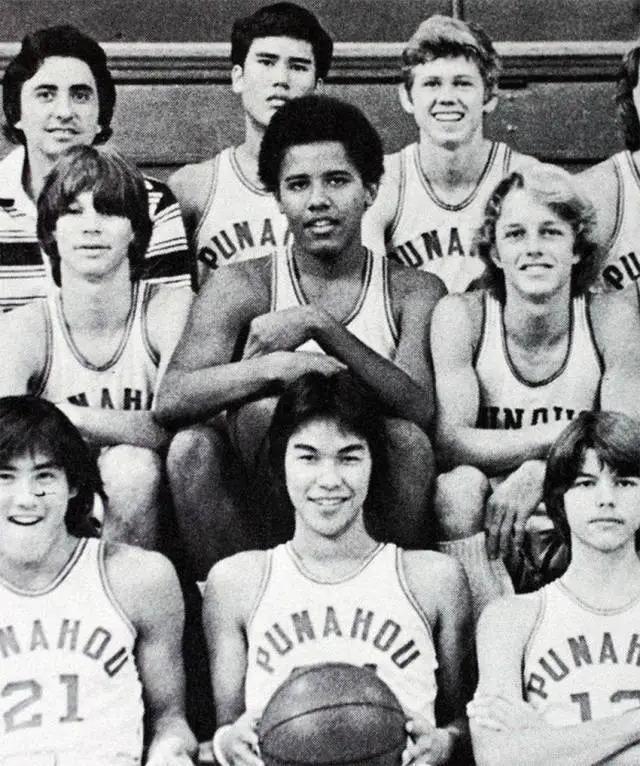 站着的霍金，罕见的李嘉诚，20岁的屠呦呦，这是朋友圈最珍贵的照片