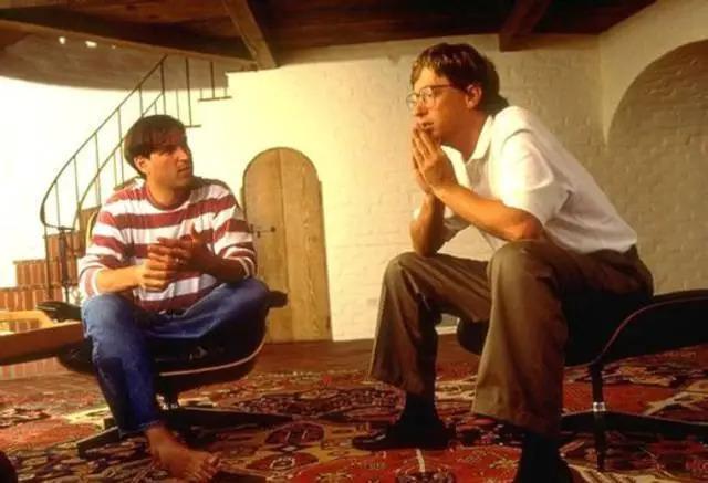 站着的霍金，罕见的李嘉诚，20岁的屠呦呦，这是朋友圈最珍贵的照片