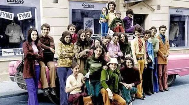 站着的霍金，罕见的李嘉诚，20岁的屠呦呦，这是朋友圈最珍贵的照片