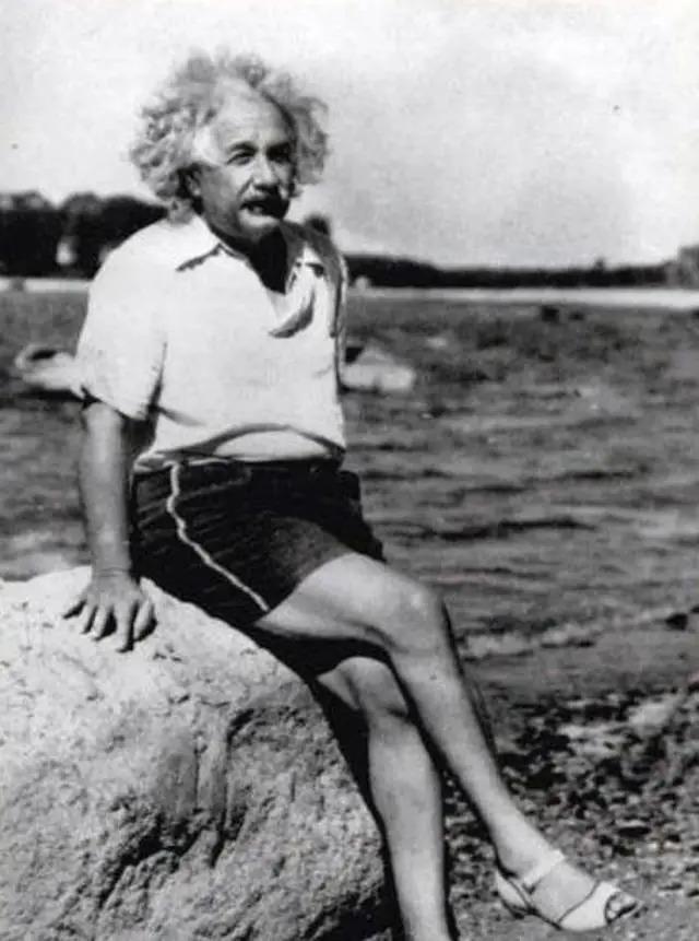 站着的霍金，罕见的李嘉诚，20岁的屠呦呦，这是朋友圈最珍贵的照片