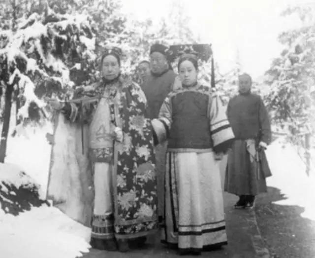 站着的霍金，罕见的李嘉诚，20岁的屠呦呦，这是朋友圈最珍贵的照片